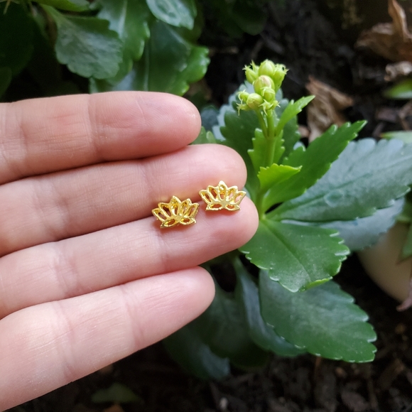 NWOT Gold Lotus Flower Studs - Picture 7 of 8